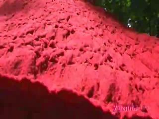 Un rojo vestido ninfa en la parque acción 3