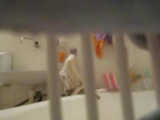 Sarmikas vannituba piilumine kaamera