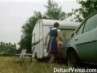 Retro bayan 1970s - upslika brunette - camper coupling