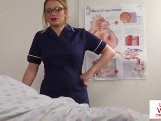 Britannique infirmière voyeur instructing sous patient